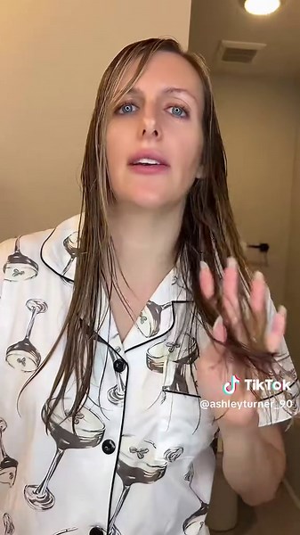 Best detangler for stubborn snarls and curls! #detangler #detanglehair #detangling #detanglingspray #hair #lolavie #tiktokshopcreatorpicks #tiktokshopmusthaves #creatorsearchinsights