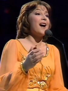 597K views · 12K reactions | Toute chanson qui ravive en nous des sentiments que l’on croyait enfouis dans une époque heureuse acquiert aussitôt la noblesse d’une symphonie, d’un éternel tube d’été. Elle devient de facto l’hymne mélancolique d’un temps jadis joyeux et éclatant, mais hélas à jamais révolu — un temps qui ne subsiste plus qu’à travers des souvenirs tendres et ô combien douloureux | Mel Kam | Facebook