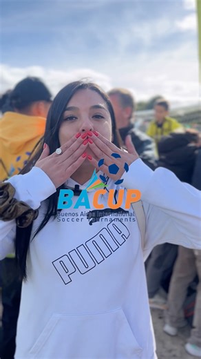 🎤🌍 Voces que hacen BA CUP Jugadores y familias de todo el mundo comparten lo que sienten al vivir esta experiencia única. Desde la emoción de competir ⚽ hasta la alegría de compartir 🇦🇷🇧🇷🇨🇱🇨🇴🇪🇨🇵🇪🇻🇪🇨🇷🇷🇺🇺🇸🇨🇦 BA CUP une culturas, historias y pasiones. Y cada testimonio lo confirma: esto es mucho más que un torneo. 💬 ¡Escuchalos y sentí la energía de BA CUP! #BACup #TestimoniosBACup #FútbolJuvenil #VocesDelTorneo #CopaInternacional #ExperienciaÚnica #SomosBACup | BA Cup