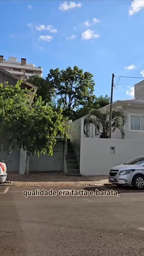 No Vídeo #1 do Projeto Pato Branco trazemos uma reflexão sobre as casas de madeira. Tá pesado de tanta história! "Viva Pato Branco" é um projeto aprovado pela Prefeitura de Pato Branco, por meio do Departamento de Cultura, e viabilizado pelo Ministério da Culura, por meio da Lei Paulo Gustavo, desenvolvido por Rejane Vezoli (@rejanevezoli) e Ana Barba (@anabarbafotografia), se tilizando o Amo Pato Branco como meio principal de divulgação. [Vídeo 1: Viva Pato Branco] #AmoPatoBranco💛 | Amo Pato B