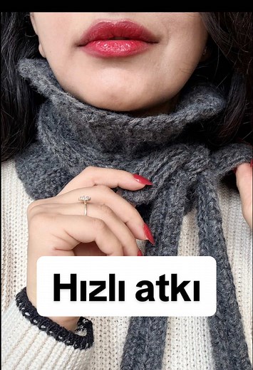 Kolay ve şık kroşe atkı yapımı ✨ Bu tutorial’da Molly ip ve 4.5 mm tığ kullandım. Yeni başlayanlar için çok uygun, hızlı bitiyor. Kaydet, paylaş ve takip et 🤍 Bu çalışmayı @Вязання гачком та спицями nin harika çalışmalarından ilham alarak yaptım🤍🌸