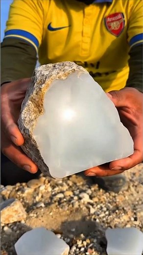 The discovery of a very beautiful jade stone #gemstone #crystals #diamond #jade #gold