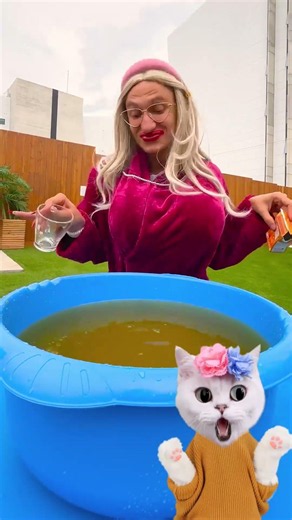 عصير الفرحة: كيف تجعل القطط سعيدة! 🐱🧃