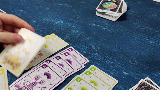 Auf der Empfehlungsliste zum Spiel des Jahres: Regenbögen, possierliche Tierchen und Gemeinheiten. Jurymitglied Martina Fuchs erklärt im Video "Mantis" (Ken Gruhl und Jeremy Posner, Exploding Kittens). | Spiel des Jahres e.V. | Facebook