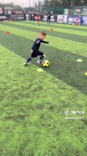 U6’s and 7’s WORKING ON THE DETAIL OF DOING THE SKILL AND CHANGING THE ANGLE OF THE BALL!!! DETAILS! WE WORKING 💨 #southlondon#elite#coaching#u6#u7#fyp#footballtiktok#fun#learning#ballmastery#expressyourself#thursdays