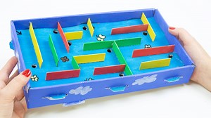 202 reactions · 245 shares | ¡Hoy os traemos una manualidad muy divertida!  En esta manualidad aprenderás a crear una juego de mesa de laberinto tu mismo. Se trata de una manualidad original y fácil que además está hecha con materiales reciclados, como una caja de cartón y palos de polo. ¿A qué esperas para realizarla en casa? ▶ Descubre más manualidades en: www.fila-art.es | Giotto, Giotto be-bè, Das, Lyra - Fila Iberia | Facebook