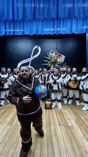 A aventura do Bailinho dos Rapazes de Santa Bárbara no Carnaval da Ilha Terceira, versão 2016! Ao vivo e em exclusivo só nos salões da Ilha Terceira! #brsb #brsb2026 #menoszerograusnegativos #carnavaldailhaterceira | Bailinho dos Rapazes de Santa Bárbara