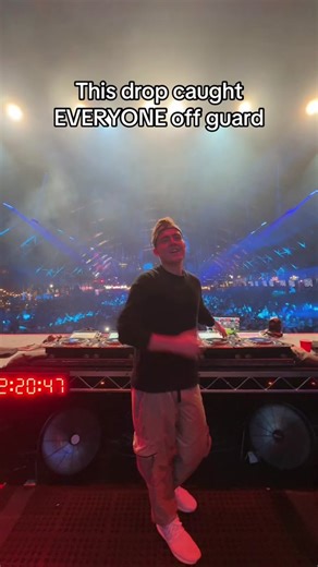 No one ever expects the mainstream DJ to go Dubstep #dj #flume #remix #dubstep #festival