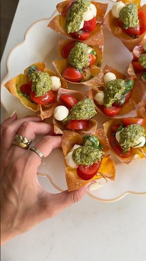 10 minute caprese wonton cups - the perfect starter or snack #recipe #caprese #snack