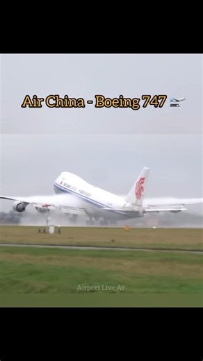 99K views · 2.9K reactions | ✈️ El gigante se prepara para conquistar el cielo... El Boeing 747 de Air China se posiciona en pista, los cuatro motores turbofan alcanzan potencia máxima y el rugido se hace sentir en toda la cabina. ️ La aeronave acelera con fuerza, rompiendo la neblina mientras inicia su carrera de despegue. ¡Un espectáculo de ingeniería y potencia en su máxima expresión!  | Airport Live Ar | Facebook