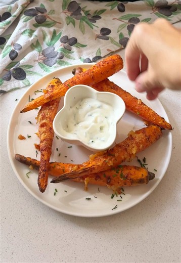 Recetas fáciles con Freidora de Aire. 1/20 Hoy: Zanahorias con miel y parmesano. Una receta fácil, crocante y llena de sabor que tenés que probar. Solo necesitás zanahorias, aceite de oliva y tus condimentos favoritos. En este caso: sal, pimienta, paprika y ajo en polvo. Cociná a 160°C durante 15 minutos, hasta que estén tiernas. Después viene la mejor parte: agregales miel y parmesano y volvé a la Air Fryer por unos 5 minutos, hasta que el queso quede bien fundido y doradito. Y para acompañar, 