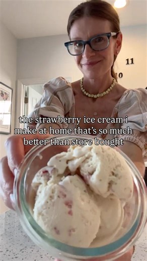 HOMEMADE STRAWBERRY ICE CREAM