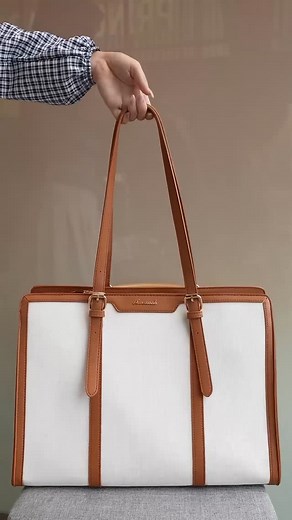 Lovevook Tanzania | Handbags & Backpacks on Instagram: "🔥🔥🔥🔥🔥🔥🔥🔥🔥🔥 𝐀𝐋𝐄𝐗𝐀 𝐋𝐎𝐕𝐄𝐕𝐎𝐎𝐊 𝐓𝐎𝐓𝐄𝐁𝐀𝐆 ✅ Hii ni Laptop bag bora sana ya kike na design yake inavutia sana kwa sababu imetengenezwa for modern lifestyle ✅ Imetengenezwa na Materials bora kabisa yasiyopitisha maji (water-resistant materials) ✅ Ina wallet ndogo inayokuwezesha kuweka vitu vyako vidogo vidogo. ✅ Ina partition/ Sehemu inayojitegemea ya kuweka Laptop ambayo imetengenezwa mahsusi kwq ajili ya kuilinda Lapto