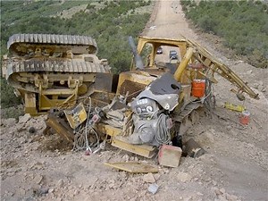 bulldozer brutal crash operator destroys caterpillar d8r accidente muy fuerte bad day