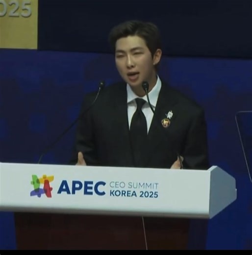 #RM en APEC CEO Summit Korea 2025. 🐨 Como creador y artista de esta generación, quisiera aprovechar esta oportunidad para hacer una petición a los líderes e invitados distinguidos de la APEC. 🐨 Hay creadores en todo el mundo. Por favor, ayúdenlos. 🐨 Bríndales apoyo financiero para que su creatividad pueda florecer. 🐨 Bríndales oportunidades para que su talento realmente brille. 🐨 Cuando piensen en invertir en las generaciones del mañana, piensen tanto en la cultura como en la economía. | Al