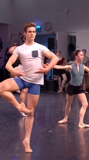 Harrison Lee 💜👏👏 #ballet #royalballet #danseur #balletdancer #balletclass #pirouettes