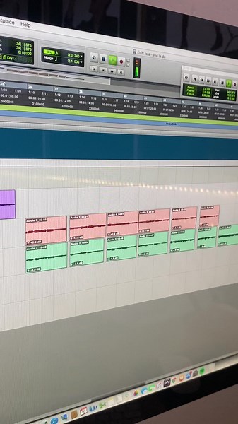 Isla, inspired by coldplays recent melbourne concerts, crushing these harmonies #HMA #singing #fypシ #foryoupage #singer #hitmakersaustralia #voicelesson #protools #coldplay #vivalavida #melbournecoldplay