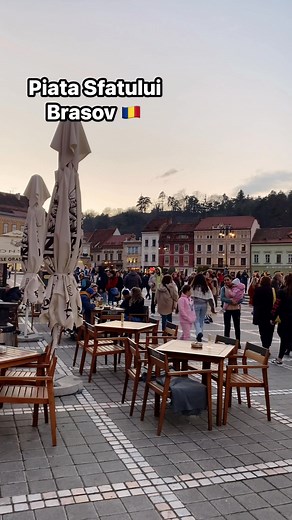 Apusul prinde viata in Piața Sfatului. Oameni care se plimba, terase animate, atmosfera relaxata si peste toate, silueta Casei Sfatului si a Bisericii Negre care vegheaza piata de secole. Tu cand ai fost ultima data aici? #VisitBrasov #Brasov #PiataSfatului #CasaSfatului #BisericaNeagra #BrasovOldTown #Romania #TravelRomania #VisitTransylvania #CityVibes #ExploreBrasov #SunsetInRomania #BrasovLife #TopRomania | Visit Brasov