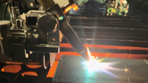 Tip selection and gas pressure setup. Matching tip size to material thickness and setting correct oxygen and fuel pressures for a stable preheat and clean cut. | J-Tech