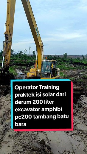 Operator Training: Praktek Isi Solar dari Drum 200 Liter Excavator Amphibi PC200 Tambang Batu Bara
