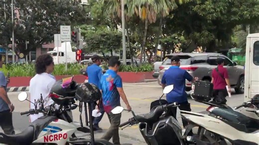 WATCH: Former Sen. Francis Tolentino arrives at the Quirino Grandstand for the traditional “Pahalik” on Thursday, Jan. 8. #Nazareno2026 | 🎥: Arnel Tacson via MJ Salcedo, INQUIRER.net | INQUIRER.net