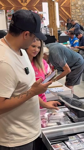 $920 SPORTS CARD NEGOTIATION! With @doweboy24 and @breakingblonde624 at the Auburn Trading Card Show by @broadwayboyzcardz. . My Thoughts: Transparency has always been a key to my business. Makes the deals much easier and the customer always walks away happy knowing they got a fair deal. And most of all, didn’t get ripped off or taken advantage of which seems to happen often in this industry… . Powered by @ultraprointl . #sportscards | talon_sportscards