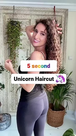 5 Second At Home 🏡 Free Haircut for Curlies! YOU’RE WELCOME 👏🏽 🦄 Let me know if you’d try this! I’m growing my hair out long and this is a nice cheap fast trick to keep my ends healthy between salon cuts 💇🏽‍♀️ #hair #curlyhair