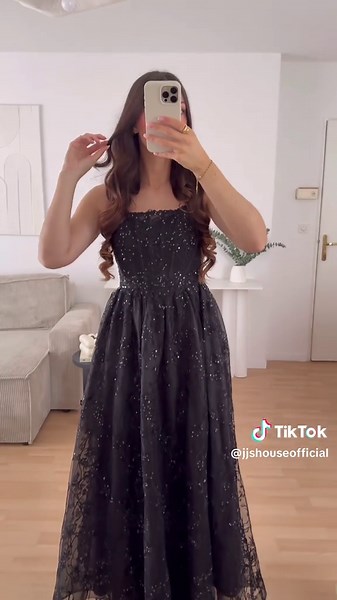 Perfect Black Gown Ideas for Your Prom Night