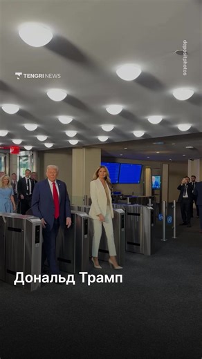 Трамп обратился в FIFA с предложением заменить сборную Ирана на команду Италии на предстоящем ЧМ по футболу. По данным источников, в окружении американского президента считают, что четыре чемпионских титула итальянцев в истории турнира дают им право вернуться в число участников. По информации СМИ, эта инициатива может быть связана не только со спортом, но и с попыткой укрепить отношения между Трампом и премьер-министром Италии Джорджией Мелони. Однако в самой футбольной системе подобный сценарий