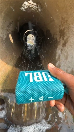 JBL Go4 and water jumping