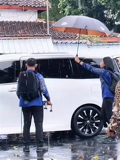 Budaya dan tradisi Kasta itu masih ada di Indonesia. Video ini adalah contoh nyata dari feodalisme modern yang masih mengakar kuat di Indonesia.Meruntuhkan Narasi kesetaraan gender maupun kesetaraan warga negara yang sering dikampanyekan.(Libur tapi sudah sarapan pagii)