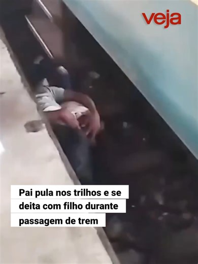 Um pai pulou nos trilhos de uma estação de trem para salvar seu filho, uma criança pequena, em Bangladesh. Os dois tiveram que se refugiar em vão enquanto locomotiva passava, e eles saíram ilesos. O incidente ocorreu na terça (28) em Bhairab, cidade no leste do país a cerca de 50 km da capital Daca. Imagens: reprodução #Bangladesh #Internacional