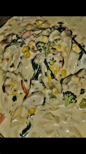 Tater Saladz on Instagram: "Creamy Chicken Veggie Chowder 😋 Comes with Garlic French toast 😋 COME THRU!!"