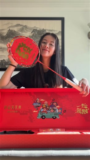 𝑳𝒐𝒖𝒊𝒔𝒆 𝑯𝒖 | 𝑩𝒂𝒅𝒎𝒊𝒏𝒕𝒐𝒏 𝒎𝒐𝒎𝒆𝒏𝒕𝒔 | 𝑽𝒍𝒐𝒈𝒔 on Instagram: "The Thruster Chinese New Year Collection is stunning!! The design and little details make this set so special. Thank you so much @victor_northamerica for this gorgeous gift box set ❤️ Victor Thruster Chinese New Year racket specs: • Weight/grip: 4U/G5 • String tension : ≤ 31lbs (14kg) • Frame material: High resilience graphite, hard core technology & nano resin • Balance: Head heavy Gift box includes: • Racket Thru
