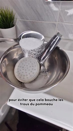 Il est important de nettoyer le pommeau de douche pour retirer le calcaire et le tartre qui pourrait le bouché 😇 #cleaning #clean #cleanwithme #cleaningmotivation | Clean Tidyorganized