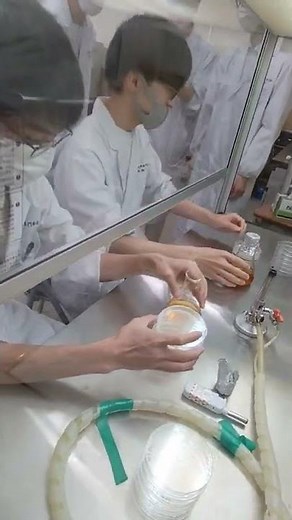 【日本分析化学専門学校】熱いうちに！細菌培養用の培地作成中