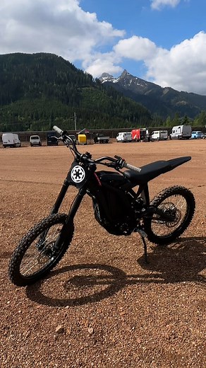 The Stem Mount Pro is truly a game-changer! 📱 With its inconspicuous design, it seamlessly replaces your stem cap and securely holds your phone in place. 🤳🏼 Now you can easily access your apps, playlists, and route without missing a beat. 💪🏼 #spconnect #connectyouractivelife #stemmountpro #ebike #surron #phonemount #erzberg | SP Connect