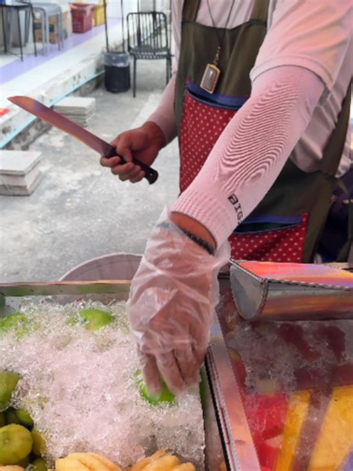 Green Guava in Thailand: Sweet, Crunchy & Refreshing Fruit Cutting