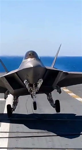 F-22 Raptor Landing on USS Abraham Lincoln (CVN-72) #military #fighterjet#f22raptor #abrahamlincoln