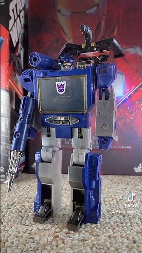 Transforming G1 SOUNDWAVE!