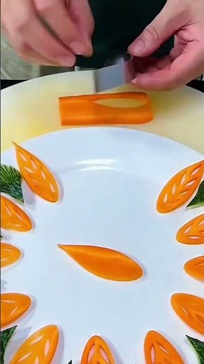 This is one of the processes for making plate decorations using carrots that are shaped and cut