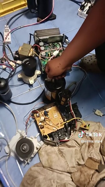 สอนให้เป็นไม่ได้สอนให้เก่ง ถึงจะเป็นเด็กฝึกงานถ้าอยากได้ความรู้ไปต่อยอด ก็จะพยายามถ่ายทอดให้เท่าที่รู้ #เด็กฝึกงานช่างแอร์ #สอนซ่อมแอร์บ้าน #ซ่อมซ่อมบอร์ดแอร์บ้าน #ช่างซ่อมแอร์บ้านปทุมธานี