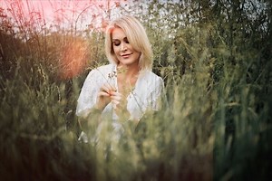 JO O’MEARA SHARES THE NEW SINGLE ‘SWEET SURRENDER’ FROM THE NEW ALBUM ‘WITH LOVE’, OUT AUGUST 27TH