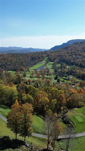 Fall has officially arrived at Old Edwards Club, and the colors are putting on a show! Enjoy a bird’s-eye view of autumn in full swing—perfect conditions, vibrant hues, and mountain views that make every round unforgettable. -Captured beautifully by Juan Segura | Old Edwards Club at Highlands Cove