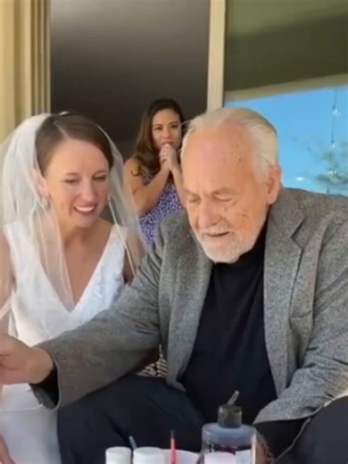 Una novia, con el corazón roto porque la demencia de su padre ha hecho que la olvide, aún espera que él pueda acompañarla al altar el día de su boda.Sabiendo que la pintura era algo que él siempre había amado y que alguna vez compartieron, lo sorprende con un lienzo y un pincel antes de la ceremonia. Mientras comienza a pintar, el acto familiar le devuelve la memoria por un breve momento. Reconoce a su hija justo a tiempo para llevarla al altar.