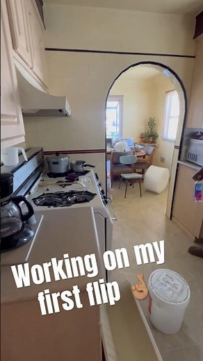 🚨 FLIPPING MY FIRST HOUSE: A BEGINNER'S JOURNEY THROUGH RENOVATION! 🛠️