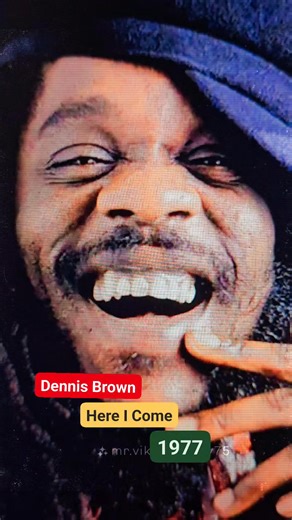 🎶 Here I come… The Crown Prince of Reggae in his full glory 👑🔥🇯🇲 Dennis Brown forever timeless. Turn the volume UP! #DennisBrown #ReggaeMusic #ReggaeCulture #RootsReggae #CrownPrince #Reggae #ReggaeVibes #ReggaeLegend | Reggae-agenda