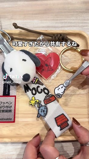 楽しすぎる体験満載！ 南町田グランベリーパークにある スヌーピーミュージアム に行ってきたよ！ 2026年3月7日「ふかふかミュージアム」を テーマにリニューアル！ 今回はスヌーピーのマスコットタグが作れる ワークショップを体験をしたよ。 スヌーピーやリング、ワッペンを選んで 世界にひとつだけのタグが作れるの。 館内にはスヌーピーに抱きつける 「ふかふかきょうだい」や 寝転べる「ミニふかパーク」など 体験型スポットがたくさん！ 展示やフォトスポットも多く スヌーピー好きにはたまらない空間だった✨ 併設のピーナッツ カフェでは ふかふかミュージアムと 連動した限定メニューも登場。 ショップではスヌーピーグッズも たくさんありました。 （動画でつけている耳もここで買えます） 📍スヌーピーミュージアム 東京都町田市鶴間3-1-4 南町田グランベリーパーク内 ©2026 Peanuts @snoopymuseumtokyo #スヌーピーミュージアム#SNOOPYMUSEUMTOKYO#SNOOPY#スヌーピー#PR