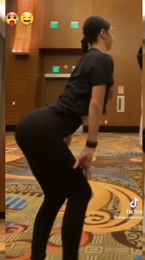 CHARLI D'AMELIO TWERKING