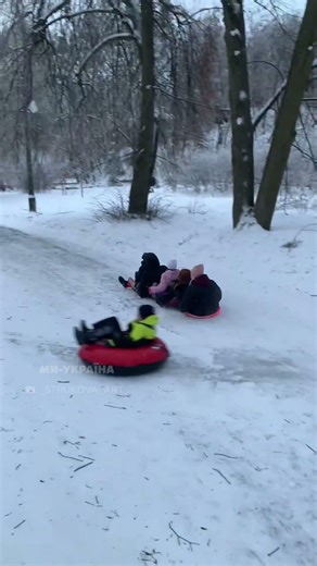 💛💙 Українців НЕ ЗЛАМАТИ! Як маленькі кияни РОЗВАЖАЮТЬСЯ на засніженій морозній столиці